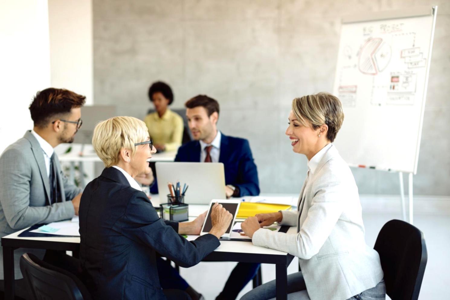 Espace de travail organisé pour l'apprentissage des finances personnelles